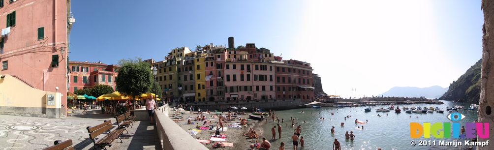 SX19745-51 Harbour, Vernazza, Cinque Terre, Italy